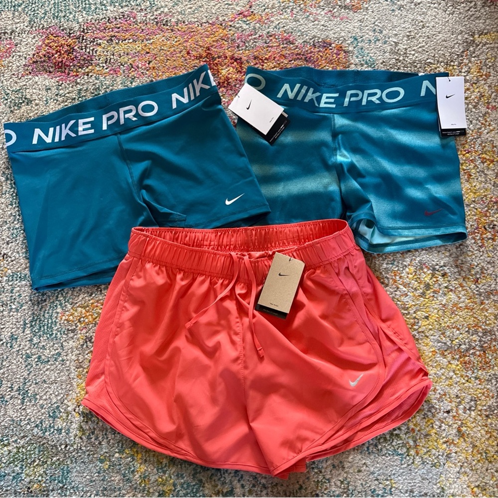 Nike Women’s NEW Small shorts & Nike pro bundle